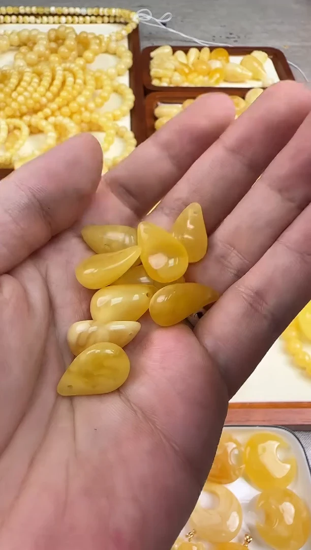 蜜蜡未镶嵌珠宝奇石多样性发一