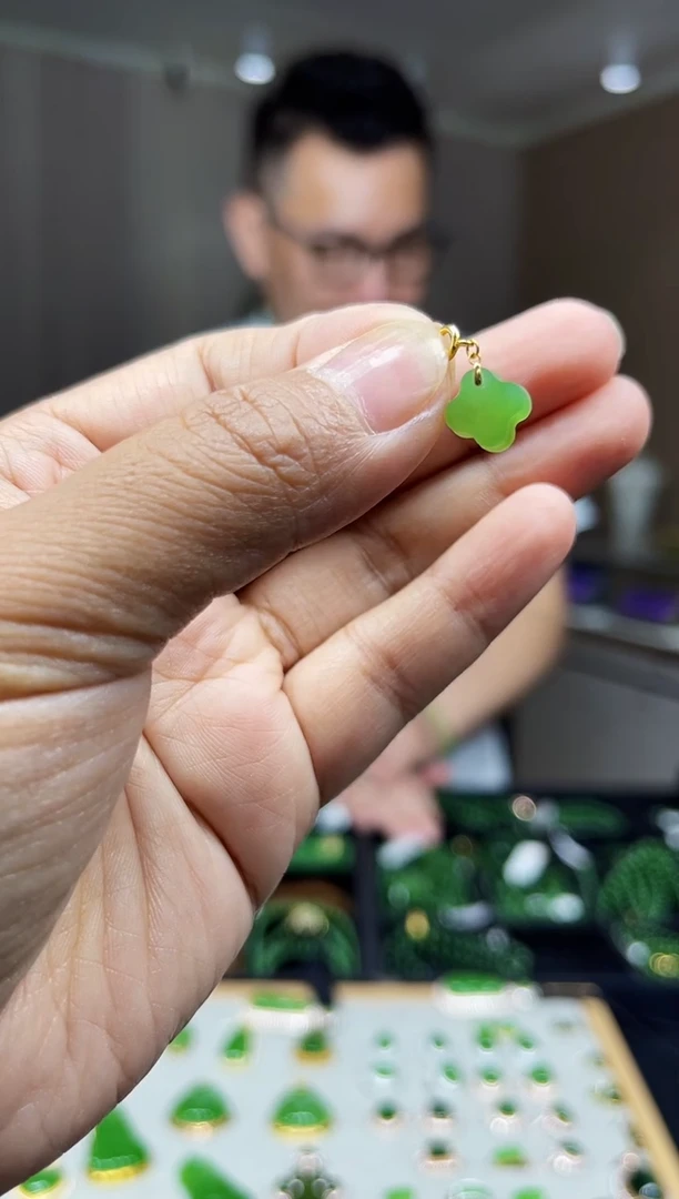 和田玉（碧玉）18K金镶嵌颈饰苹果绿小四叶草吊坠