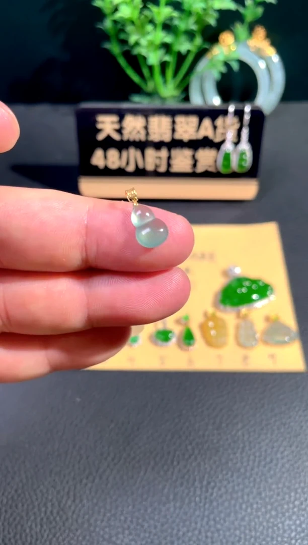 颈饰18K金镶嵌翡翠翡翠