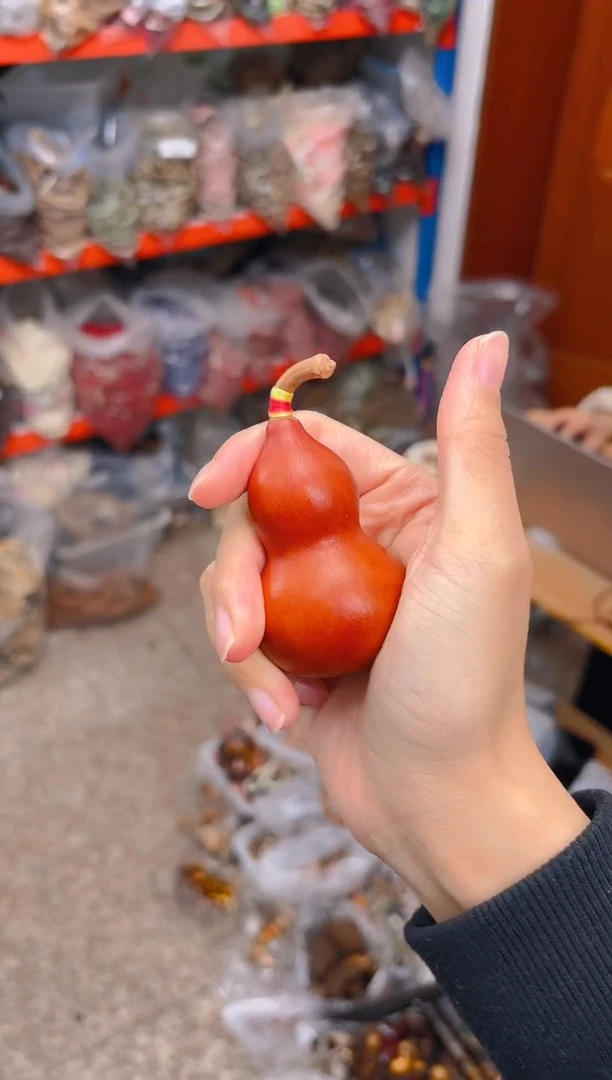 红色   葫芦一个