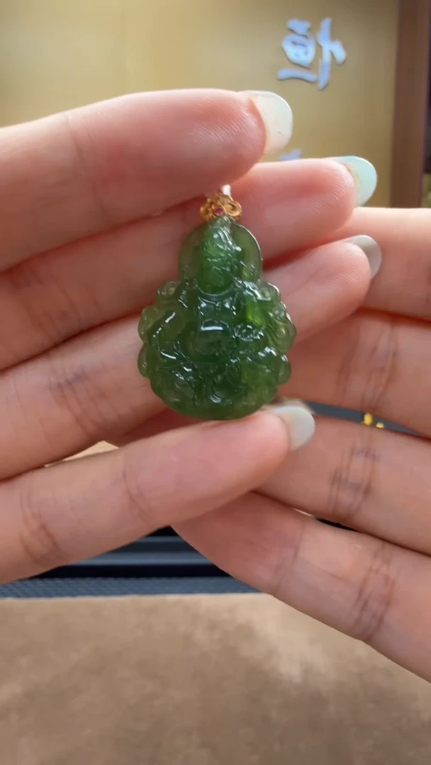 颈饰18K金镶嵌和田玉挂件