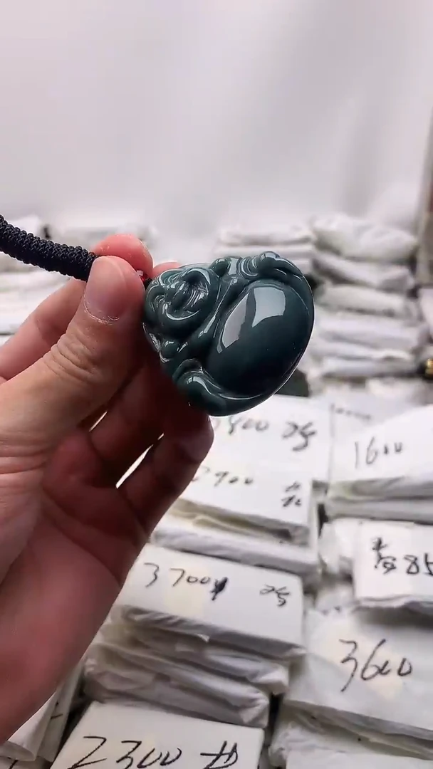 翡翠未镶嵌颈饰佛公