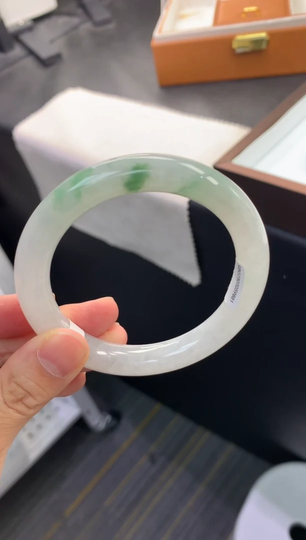 未镶嵌手镯翡翠退货需手镯吊牌标签完好