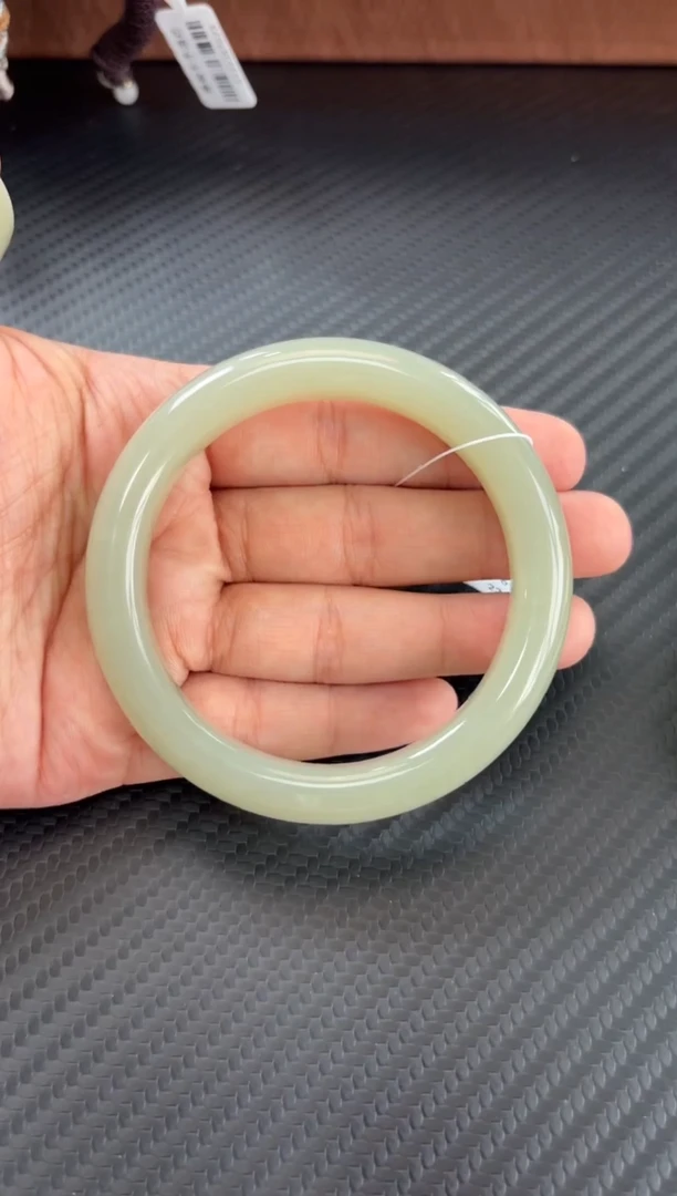 未镶嵌手镯和田玉且末微色差近矿58mk