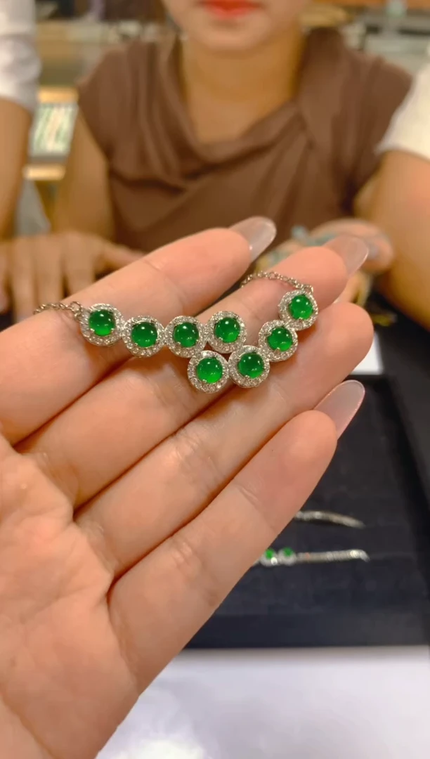 翡翠未镶嵌颈饰多样性发一