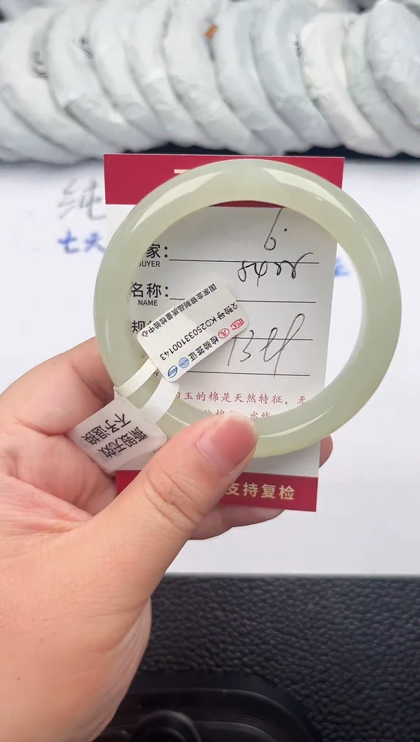 和田玉手镯未镶嵌和田玉手镯微色差06