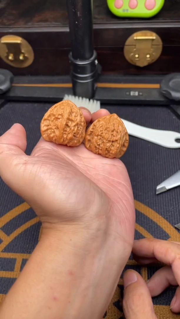 文玩核桃吊坠白狮子37