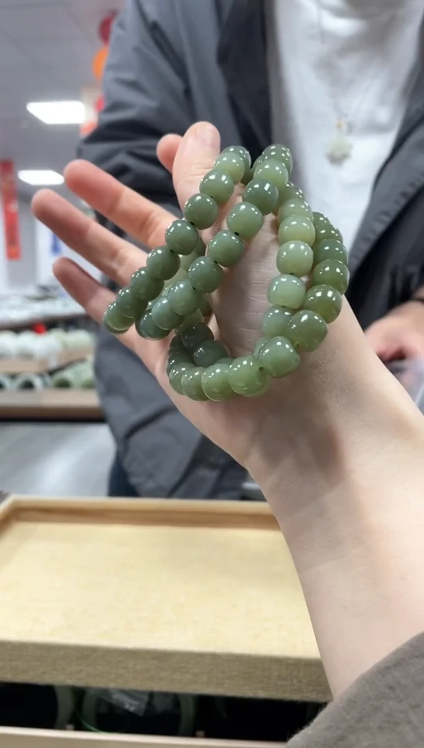 【闪购商品】和田玉手链未镶嵌沙枣青浅色卡10手串多样性发一条