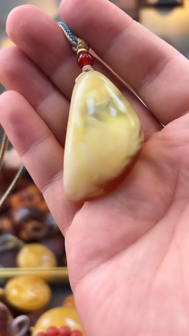未镶嵌颈饰琥珀吊坠