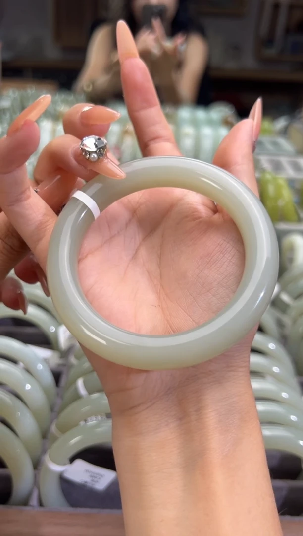 和田玉手镯未镶嵌且末料青白玉手镯卡57+