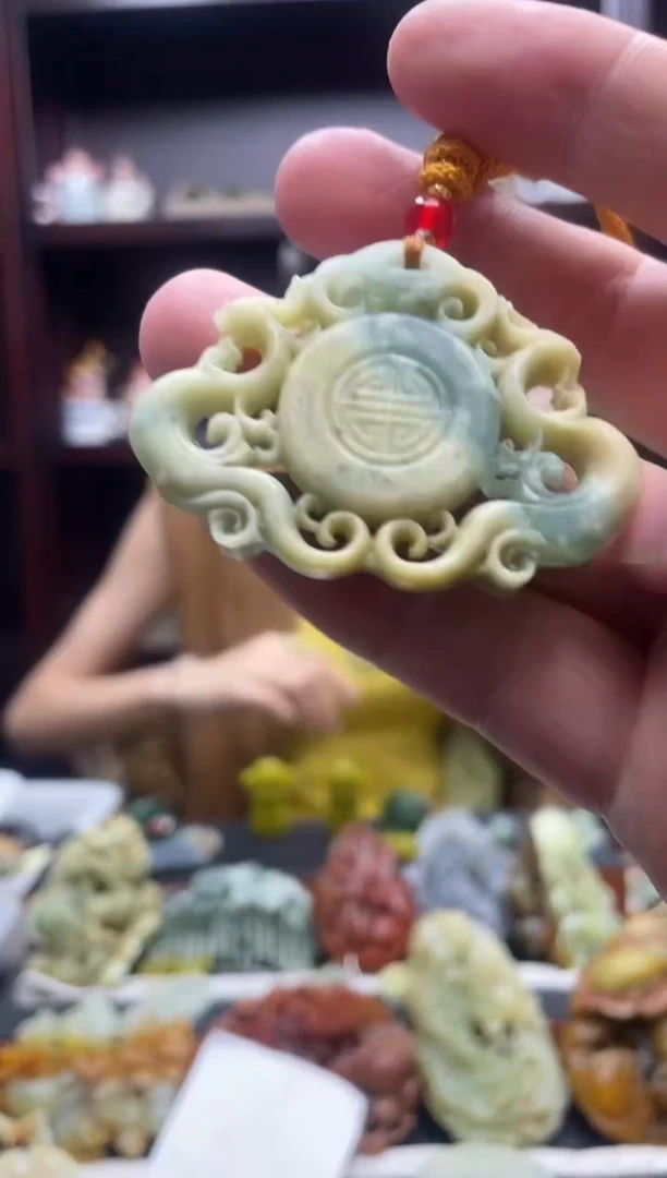 岫玉未镶嵌吊坠·