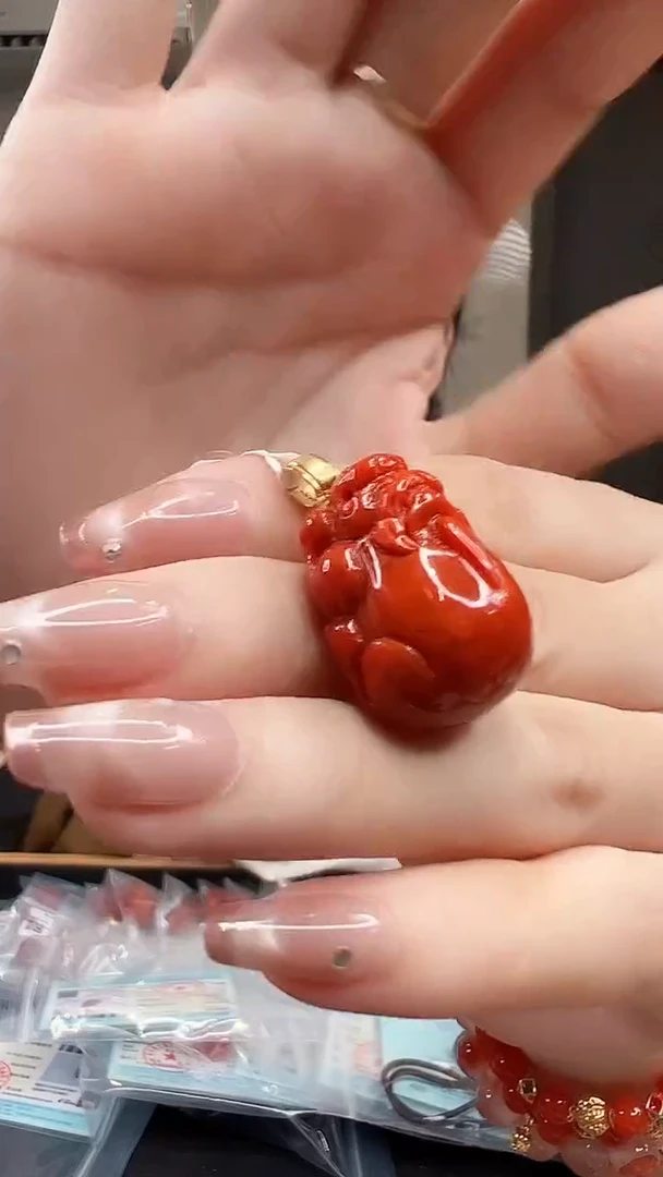 18K金镶嵌吊坠南红玛瑙/貔貅