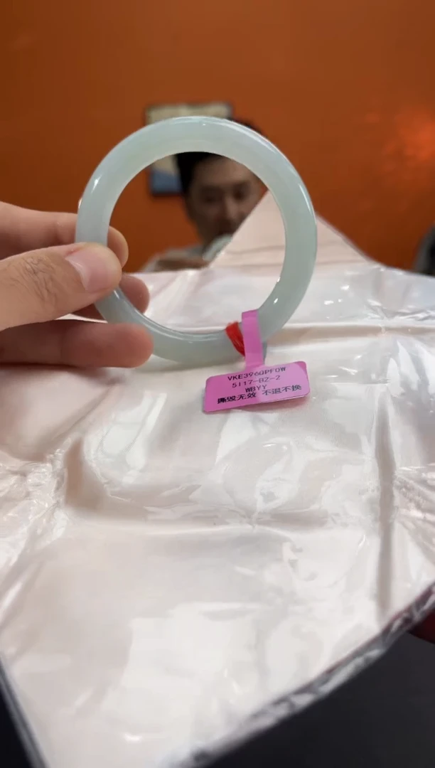 未镶嵌手镯翡翠少****)翡翠手镯