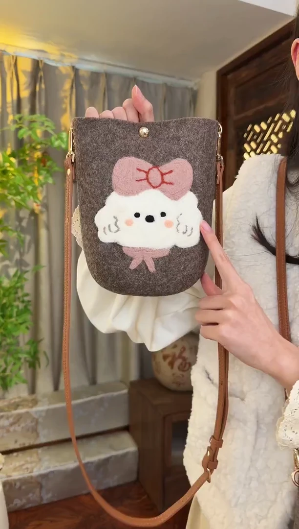 羊毛非遗羊毛毡包 手机包小狗