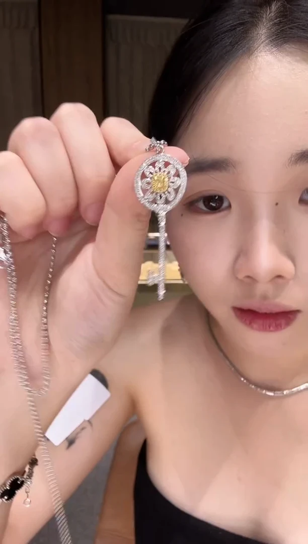 铂Pt950镶嵌吊坠（不含链）钻石黄钻太阳花