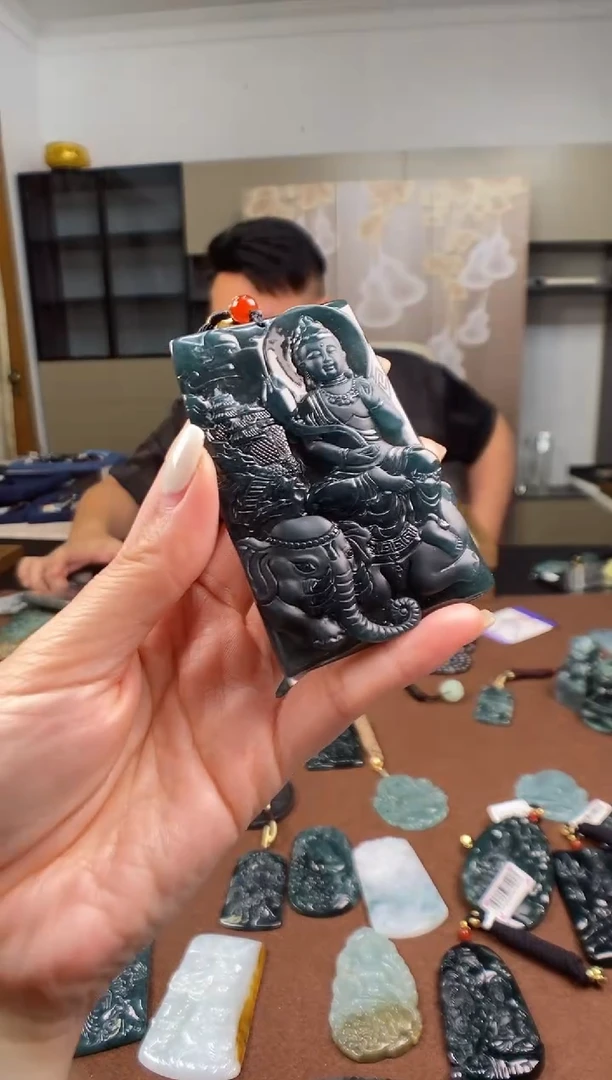 颈饰未镶嵌翡翠 多样性发其一