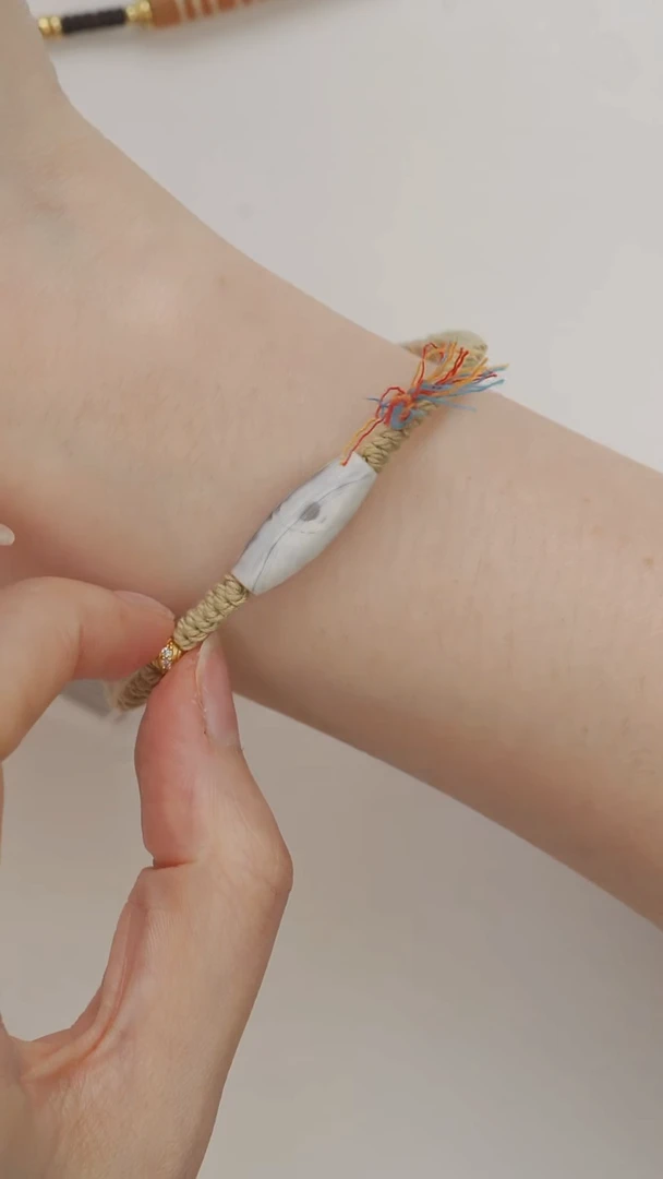 亚克力好看的白色缠丝手链