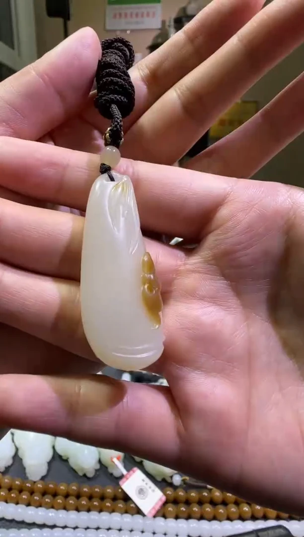 吊坠(赠链)未镶嵌和田玉金山糖白挂件  （产地直发）