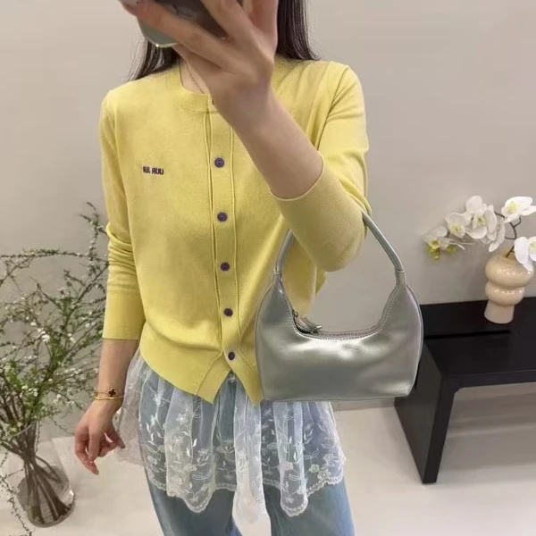 《好兮好》2025早春新款圆领针织开衫小刺绣百搭显瘦外套上衣25809