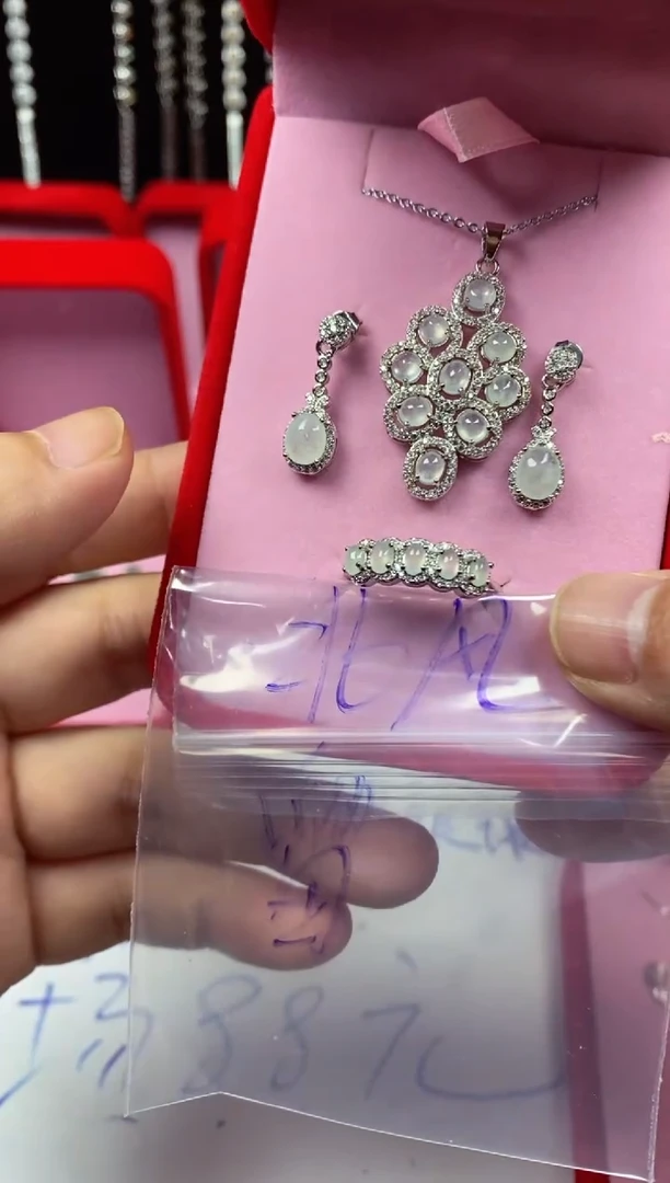 未镶嵌戒指翡翠北**起翡翠吊坠