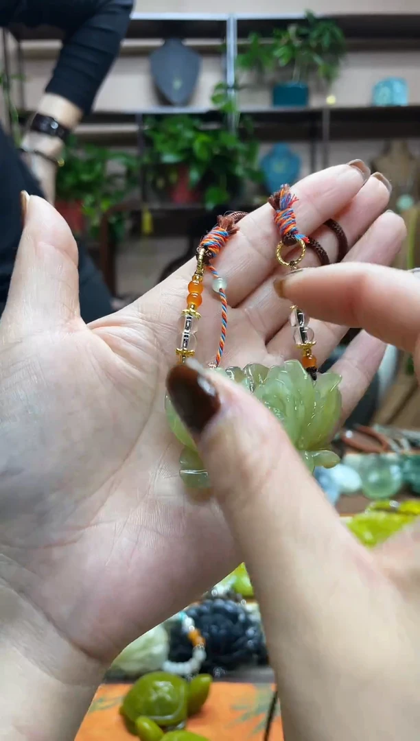 未镶嵌岫玉颈饰·