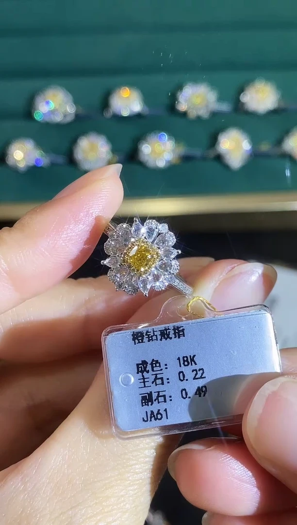 18K金镶嵌戒指钻石钰****?111