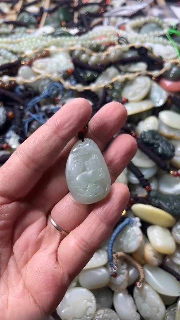 和田玉未镶嵌颈饰（多样性发一件）没有证书有瑕