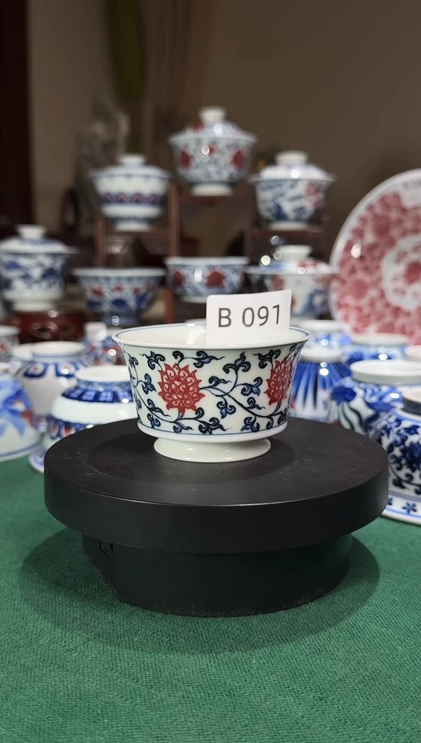缠枝莲青花釉里红马蹄杯