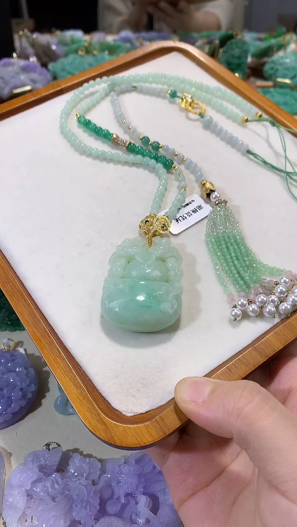 颈饰未镶嵌翡翠吊坠