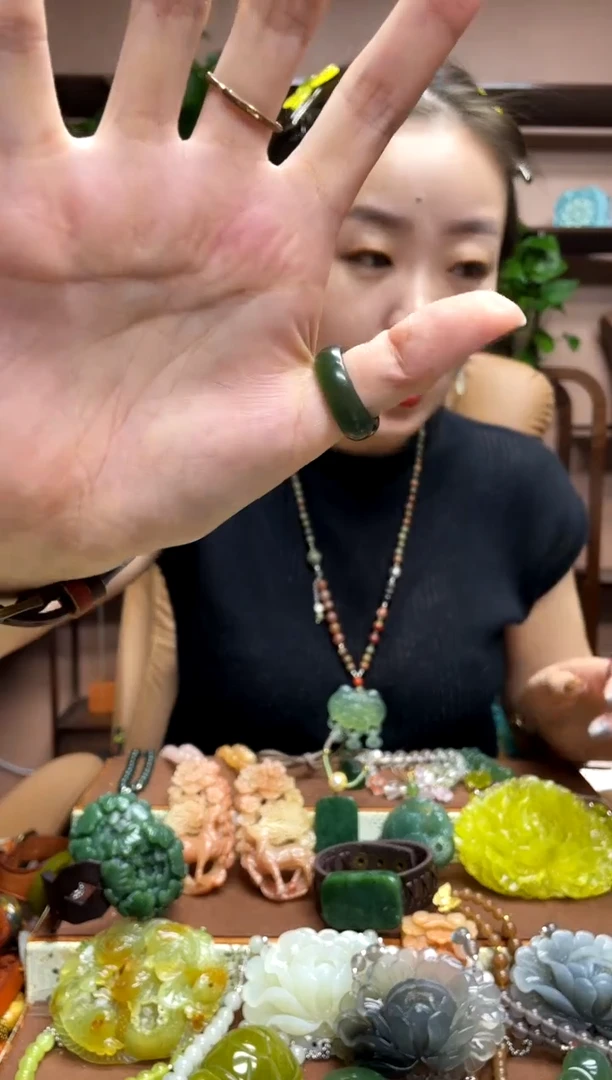 未镶嵌岫玉吊坠多样性发货发其中之一