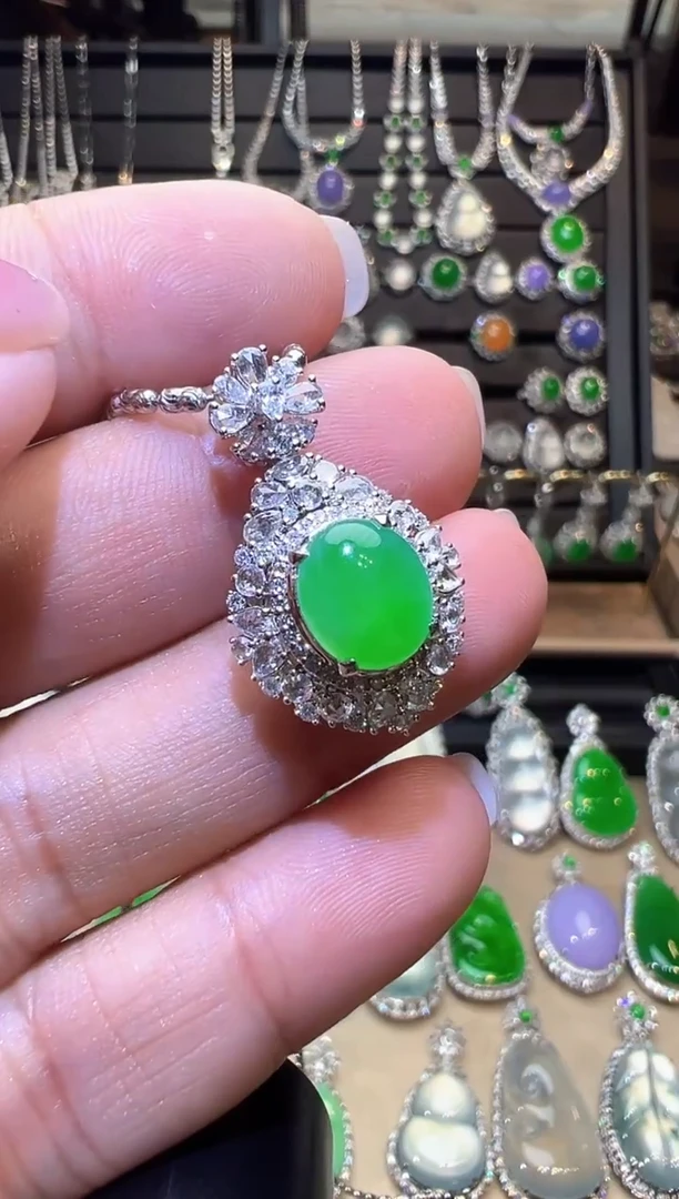 吊坠(不含链)18K金镶嵌翡翠蛋面