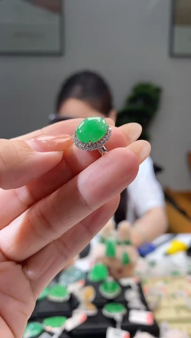 18K金镶嵌戒指翡翠戒指