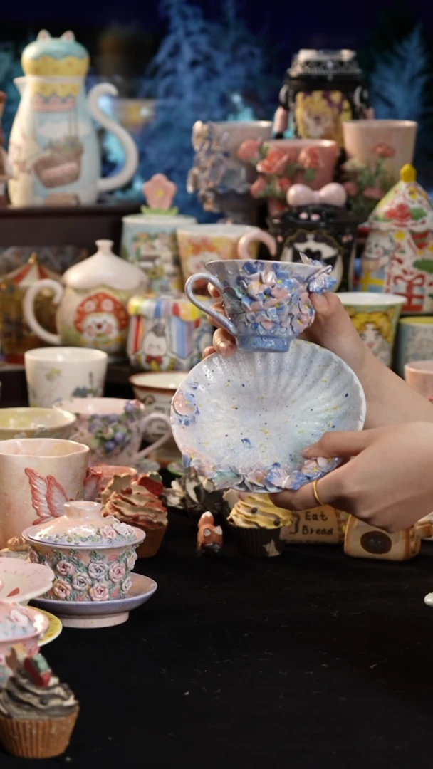 摆件陶景德镇釉下彩手绘设计师款陶瓷