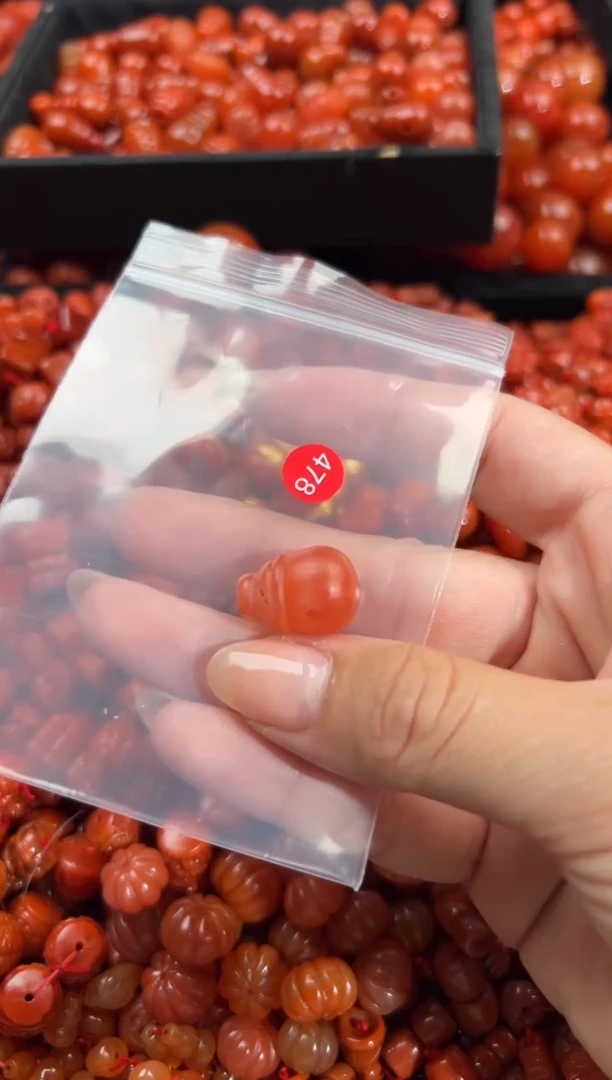 南红玛瑙未镶嵌颈饰1