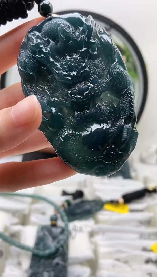 翡翠未镶嵌颈饰龙牌