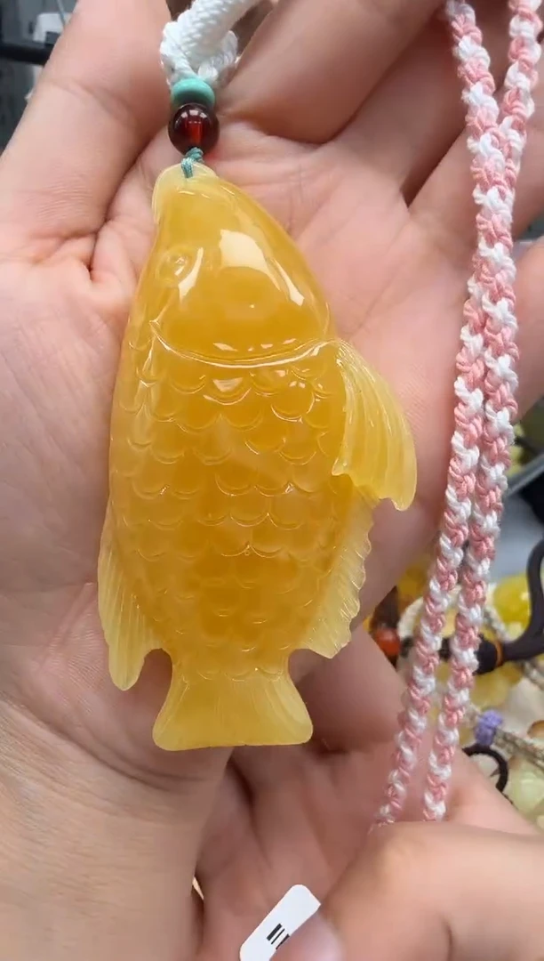 未镶嵌琥珀裸石如图
