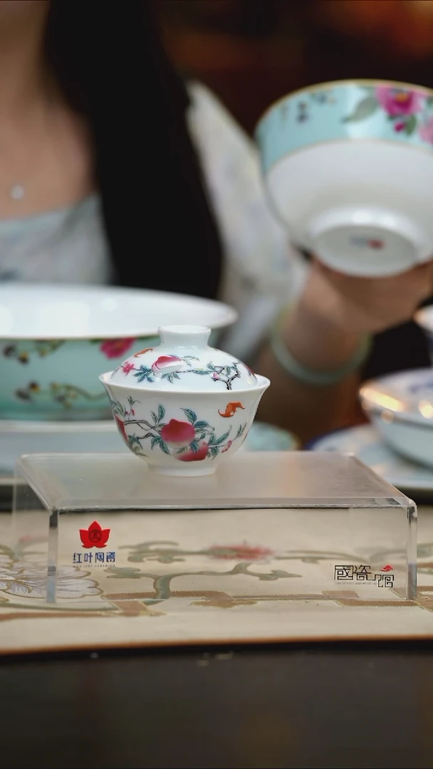 1个正价粉彩九桃五福天机二才盖碗(套)