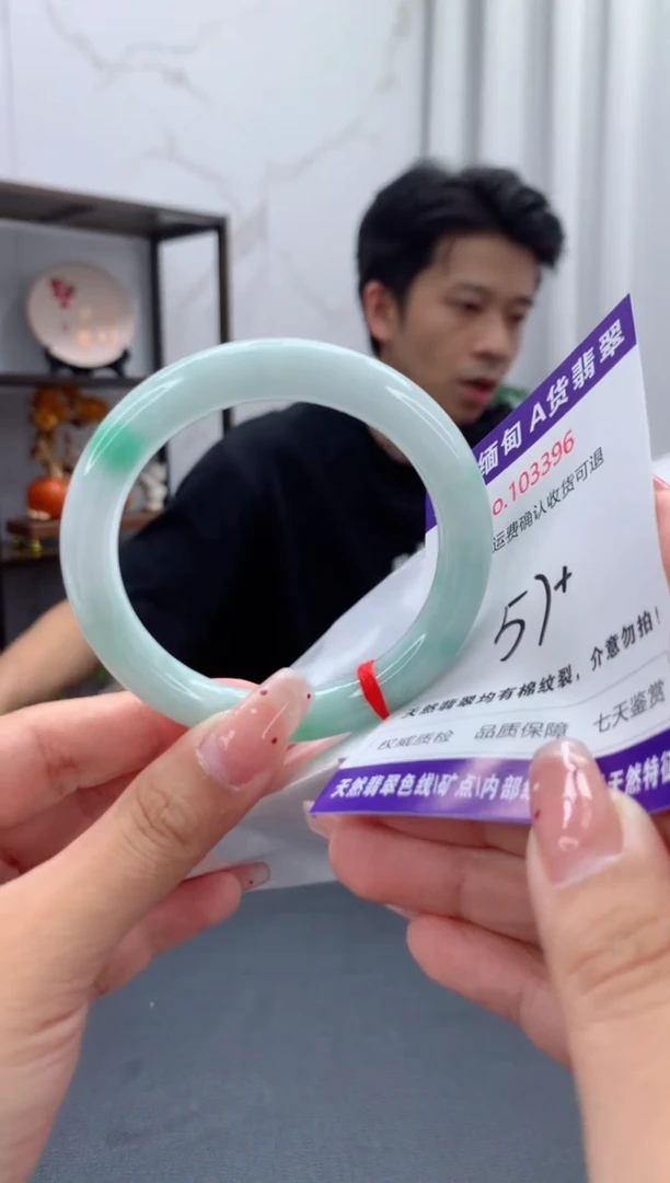 未镶嵌手镯翡翠有纹，完美者勿拍