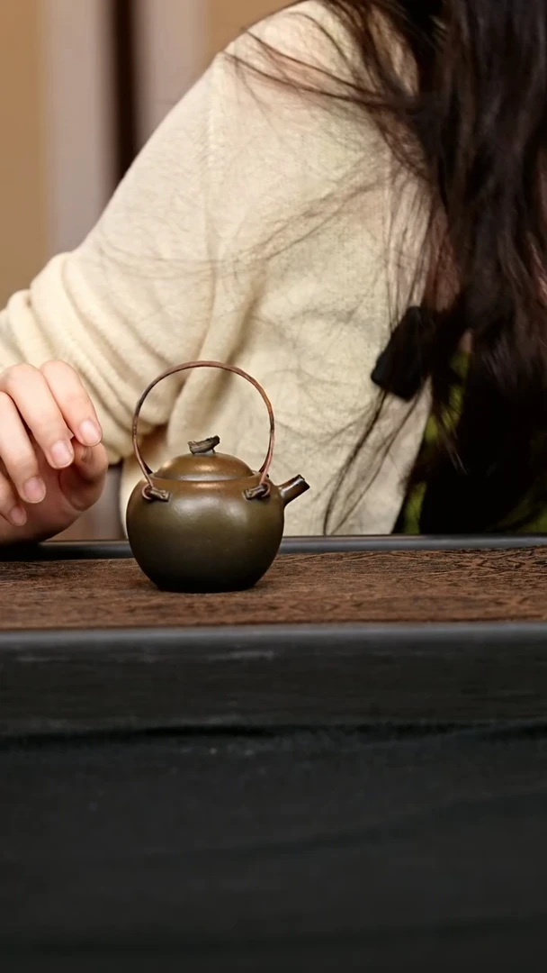 茶壶紫砂古拙小提梁壶 一物见春