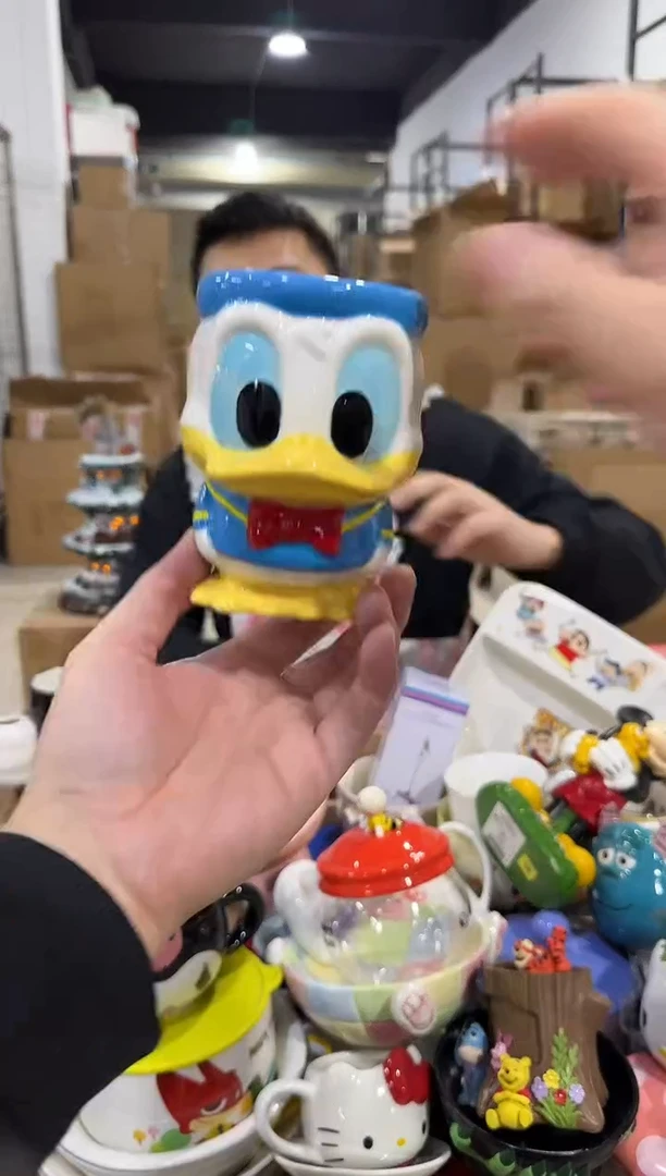 瓷片Q版唐老鸭全身杯