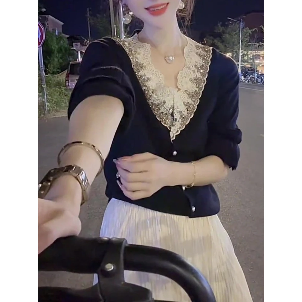 欧货高端重工V领蕾丝拼接长袖女2025年秋季新款显瘦修身黑色上衣