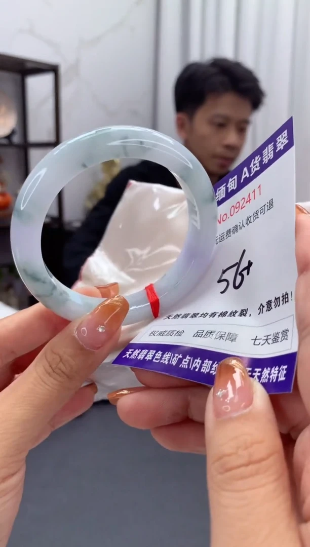 未镶嵌手镯翡翠有纹，完美者勿拍