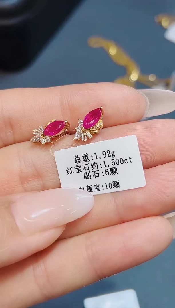 耳钉18K金镶嵌红宝石·