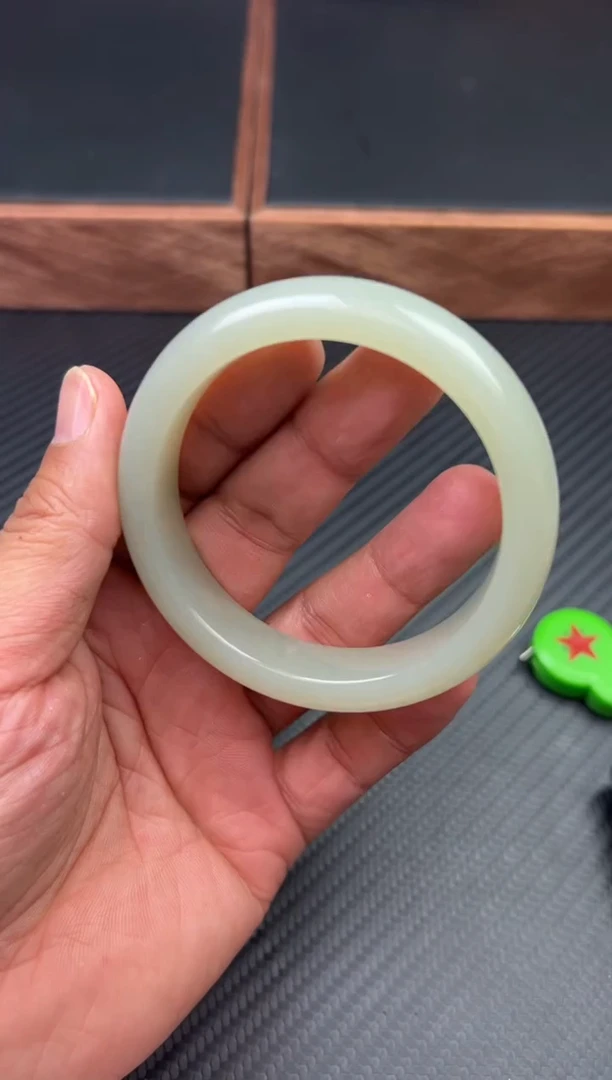 和田玉未镶嵌手镯且末微色差近矿58