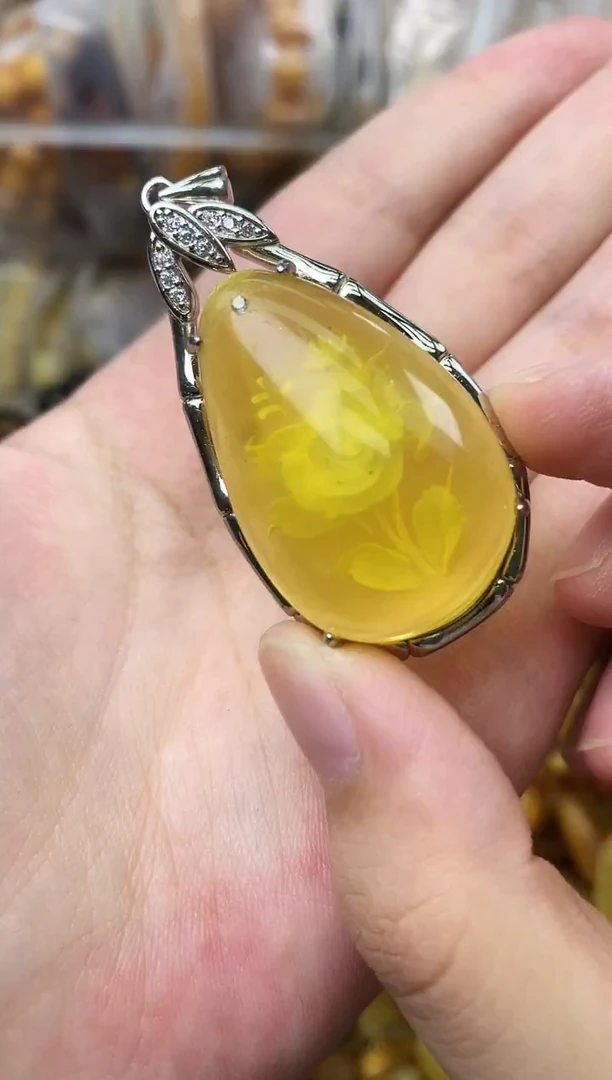 未镶嵌琥珀珠宝奇石60