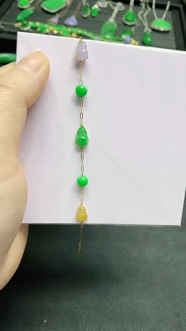 颈饰18K金镶嵌翡翠赠礼盒证书