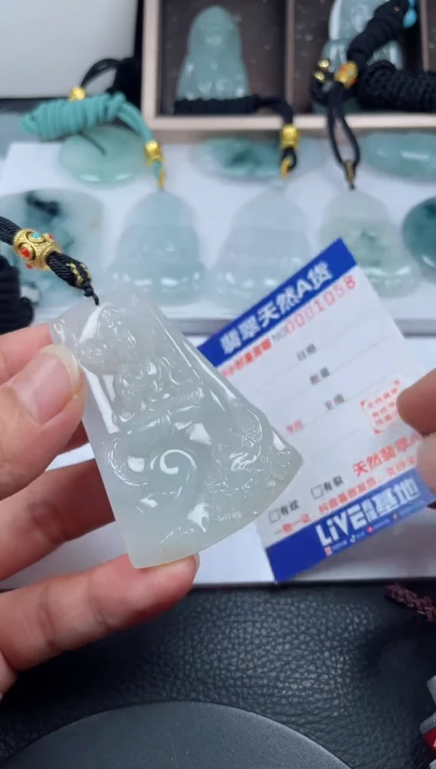 颈饰未镶嵌翡翠