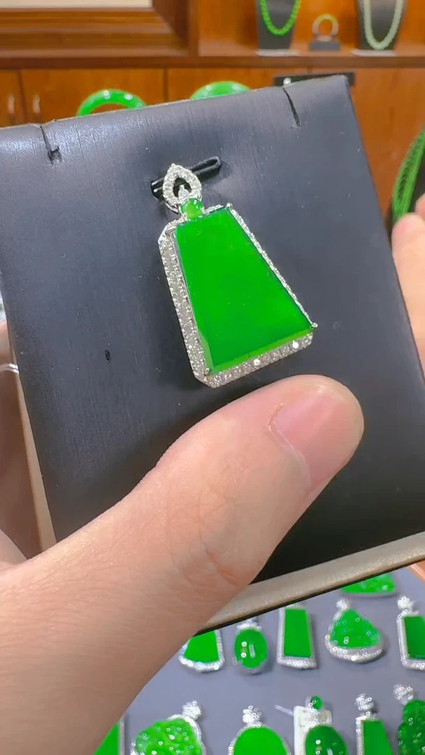 【闪购商品】翡翠吊坠(赠链)银S925镶嵌天然A货翡翠