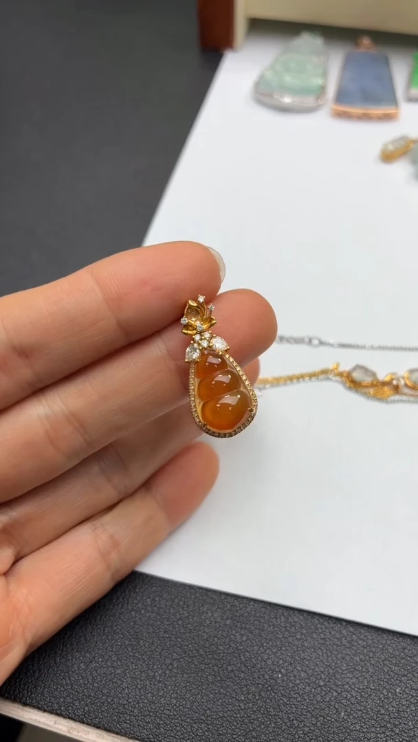 颈饰18K金镶嵌翡翠天然翡翠A货