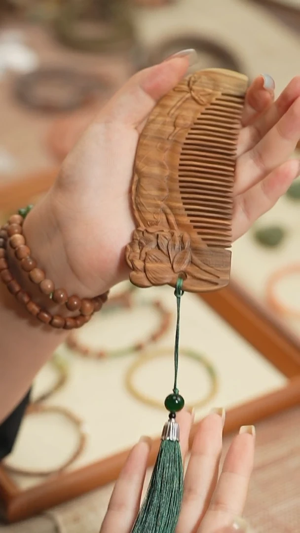 维腊木（绿檀）无事牌【海边】绿檀 梳子（多样性发货）